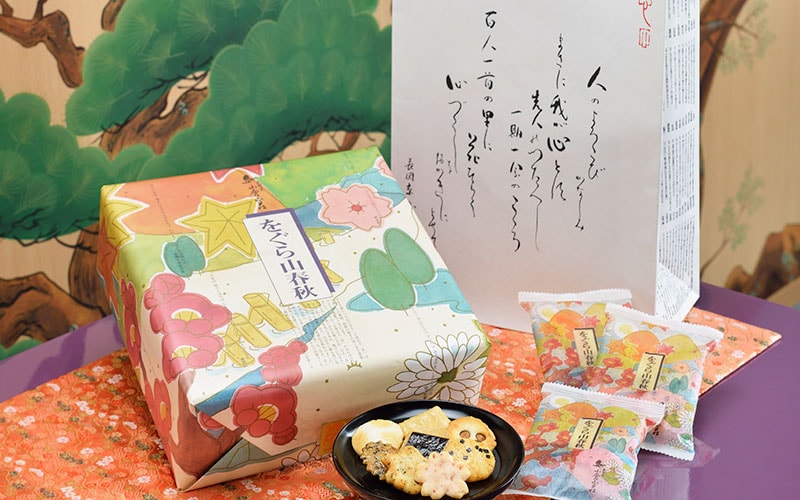 8種類のあられが1袋に入った京都の老舗「小倉山荘」の「をぐら山春秋」