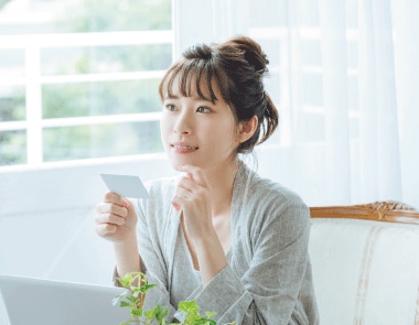 【公式】アメックスの年会費／月会費は？会費を超える特典やメリットを解説