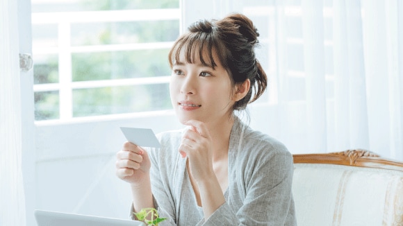 【公式】アメックスの年会費／月会費は？会費を超える特典やメリットを解説