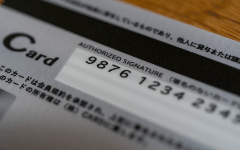 クレジットカードになぜサインが必要なのか