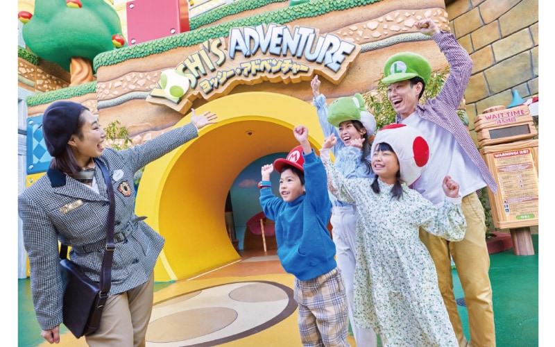 ツアー・ガイドとユニバーサル・スタジオ・ジャパンを楽しむ家族の画像