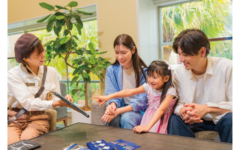 ツアー・ガイドの説明を聞く家族の画像