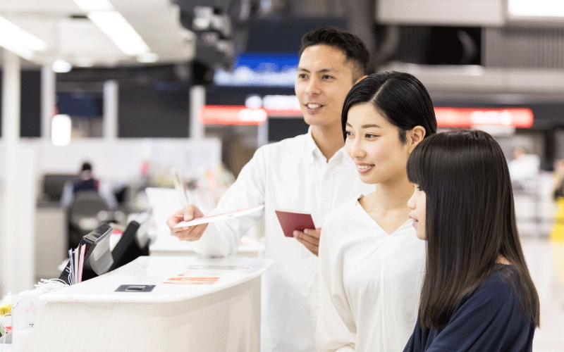 空港には何分前までに到着する必要がある？