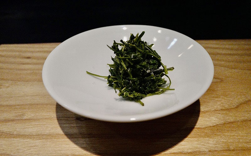 玉露の茶葉を塩で味わう