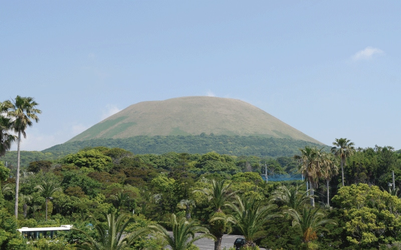 足元に自然を感じながら、頭上の星空に感動！昼と夜に訪れたい「鬼岳」