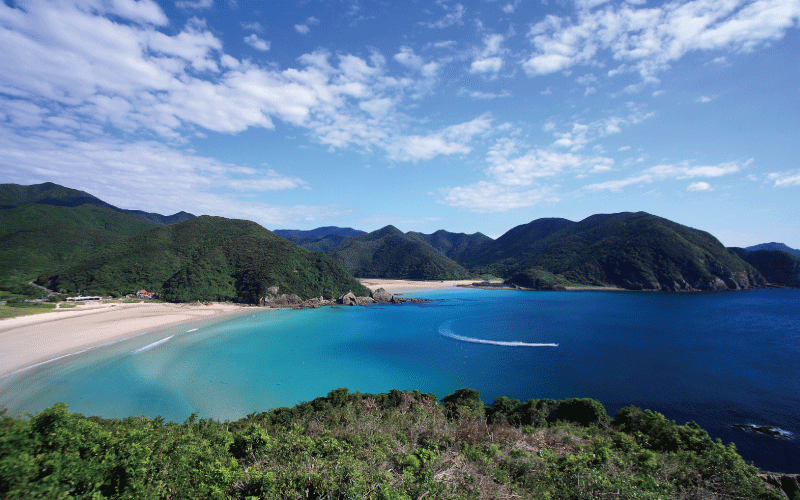 白い砂浜と青く澄んだ海で日本一美しいとも称される「高浜海水浴場」