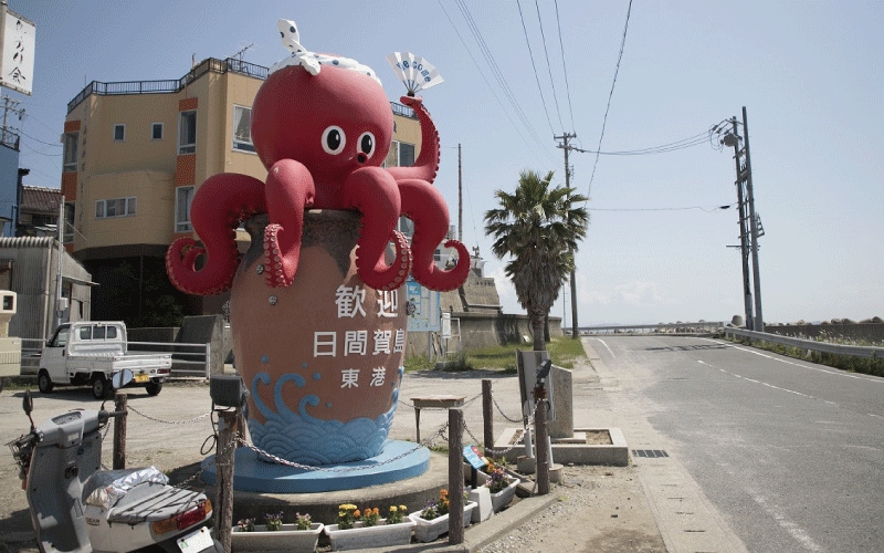 まずは腹ごしらえ！島カフェ「Barca」で名物タコ串を食べよう