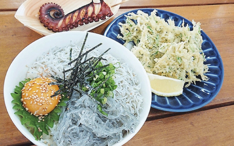 まずは腹ごしらえ！島カフェ「Barca」で名物タコ串を食べよう