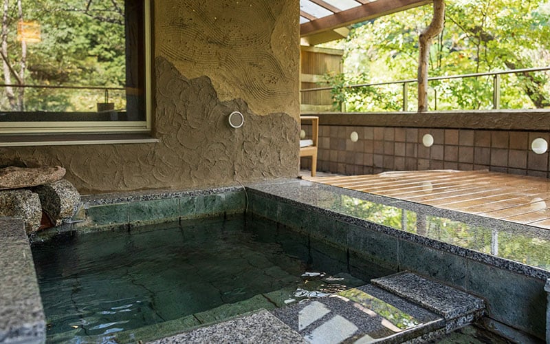 谷川の雄大な自然に囲まれた和リゾート「別邸 仙寿庵」