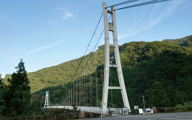 7回撫でると願いが叶うといわれる、不二洞の石柱「閻魔の金剛杖」。