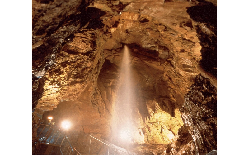 【静岡県浜松市】小さな路を通り抜けられれば幸運が訪れる「竜ヶ岩洞」
