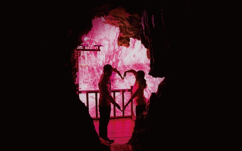 【岡山県新見市】ハートのシルエットとともに記念撮影を！「満奇洞」