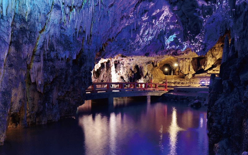 【岡山県新見市】ハートのシルエットとともに記念撮影を！「満奇洞」