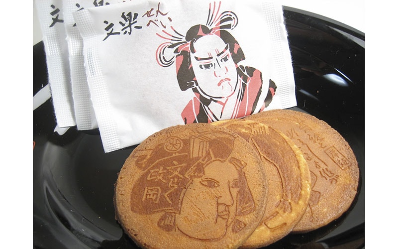 人形浄瑠璃文楽は、ユネスコの無形文化遺産にも登録されている大阪の伝統芸能。
その舞台で使われる人形をモチーフにした「文楽せんべい」は、外国人観光客にも人気です