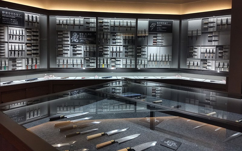 こだわりの大阪土産として注目したいのが、約600年という長い伝統を誇る「堺打ち物」。プロの料理人や華道家も認める包丁や鋏は、刃物の町・堺に息づく匠の技の結晶。