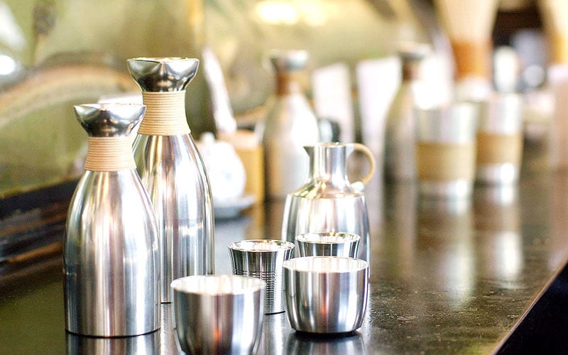 旅の思い出に、ちょっと贅沢な逸品を。そんな旅慣れた人におすすめしたいのが、「大阪浪華錫器」。使うほどに輝きを増す錫製の酒器や花器が、暮らしのワンシーンを彩ります。