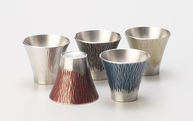 旅の思い出に、ちょっと贅沢な逸品を。そんな旅慣れた人におすすめしたいのが、「大阪浪華錫器」。使うほどに輝きを増す錫製の酒器や花器が、暮らしのワンシーンを彩ります。