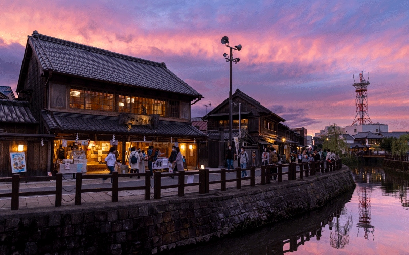 ピンク色に染まった艶やかな夕暮れの街をぶらり歩く