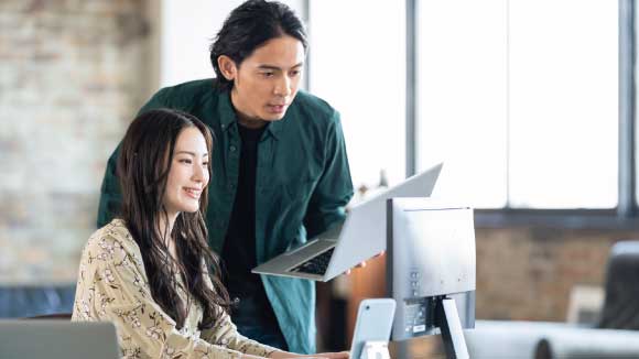 法人カードを代表者以外が使うには？追加カードの3つのメリットと注意点を紹介