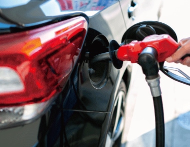 ガソリン代は法人カードとガソリンカードのどちらで支払うのがお得？