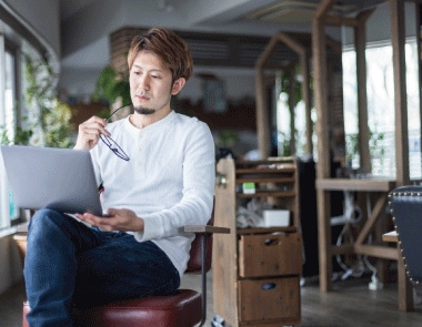 ガソリン代は法人カードとガソリンカードのどちらで支払うのがお得？