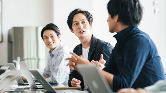 「代表取締役」と「社長」は何が違う？役職の定義と法人化で知るべき肩書の選び方