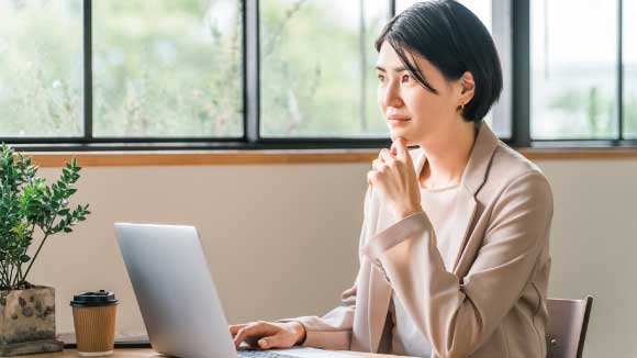 個人事業主は開業前に事業用のクレジットカードを作るべき？メリットと選び方を解説