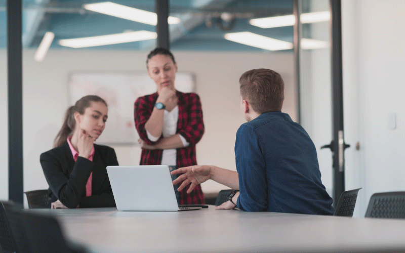 ハロー効果＝目立つ特徴に全体の印象が引きずられ、判断が歪められること