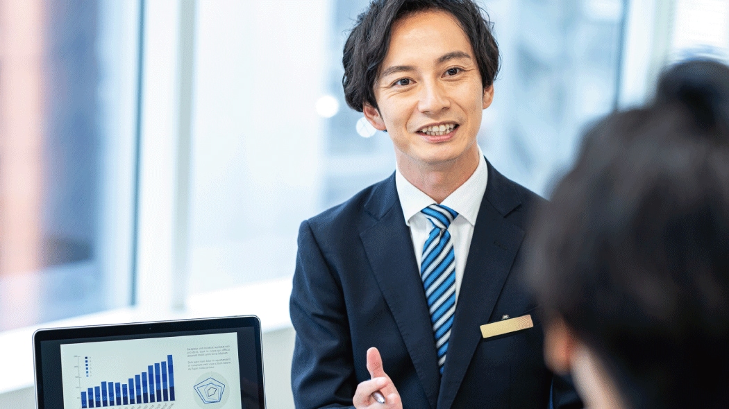 ハロー効果とは？ビジネスシーンでのメリット・デメリットを具体例で解説