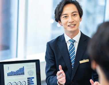 ハロー効果とは？ビジネスシーンでのメリット・デメリットを具体例で解説