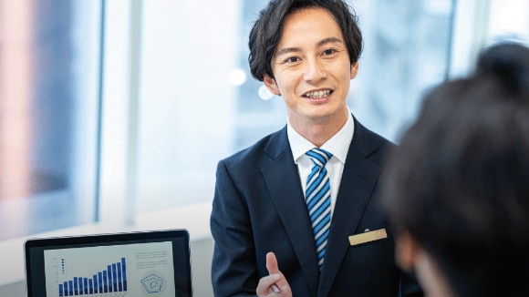 ハロー効果とは？ビジネスシーンでのメリット・デメリットを具体例で解説