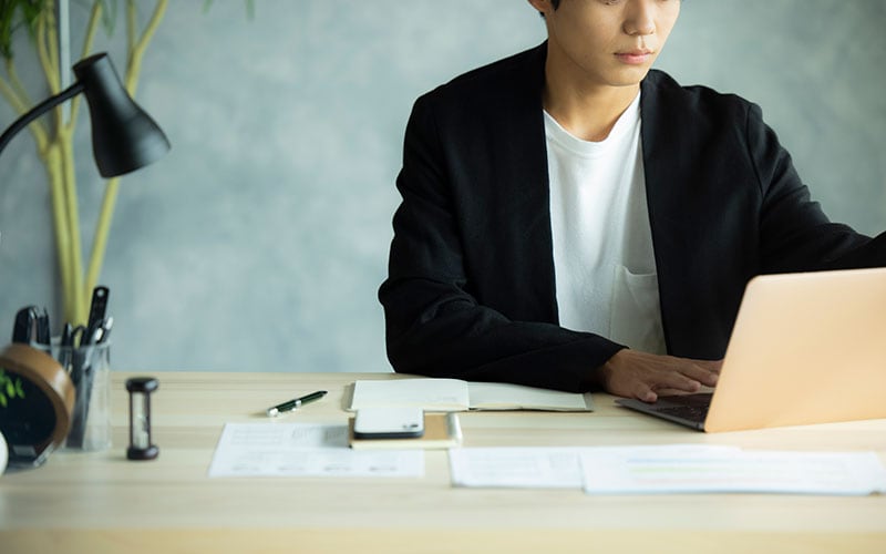 例文を通してみる「各位」の使い方
メールなどに記載する際に正しく使用するための注意すべき点を紹介