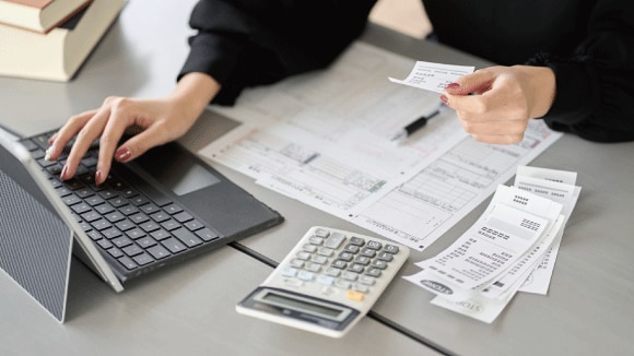 【税理士監修】個人事業主が経費にできる費用は？計上できるものを一覧で紹介