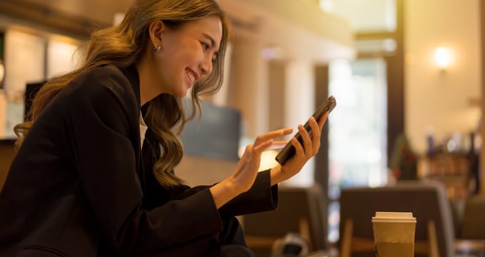 スマホを見るイメージ