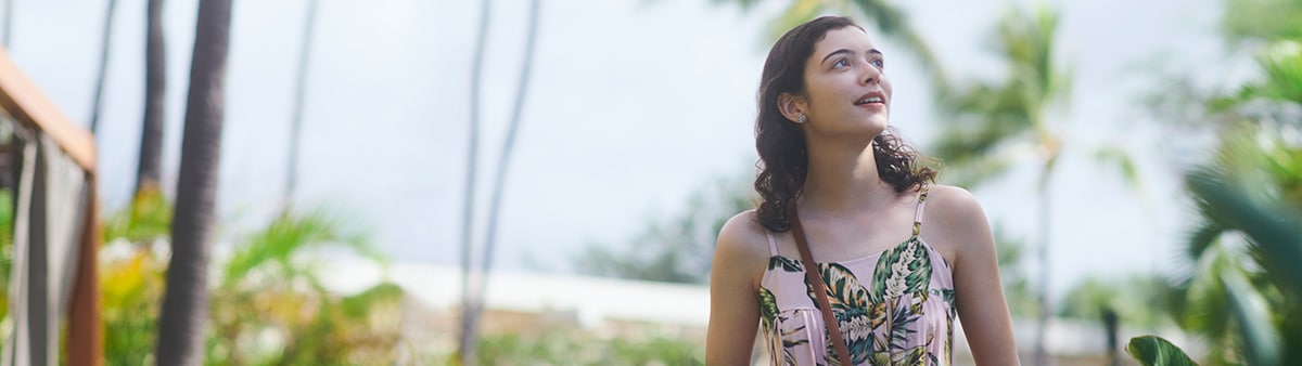 リゾート地で散策する女性