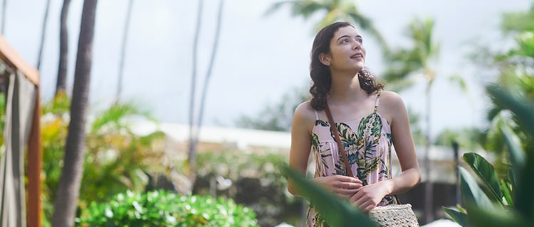 リゾート地で散策する女性