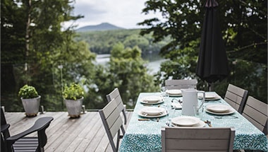 チェックアウト時に館内施設ご利用代金より100米ドル相当オフ