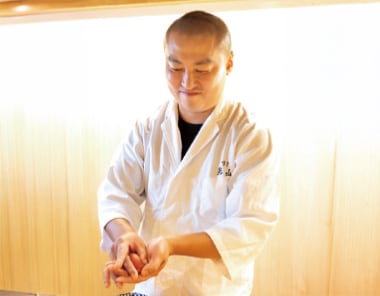 Shinji Nitta preparing sushi