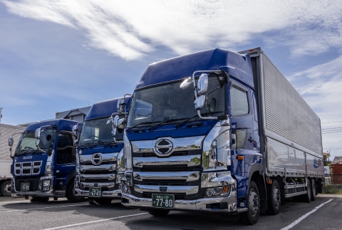 大～中型まで100台以上のトラックを所有している