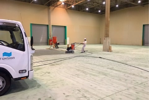 機材を運ぶ、トラックやバン