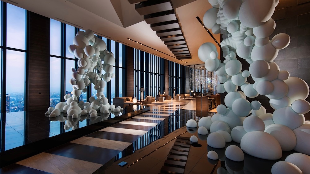 倒的な存在感で迎える、アートロビー