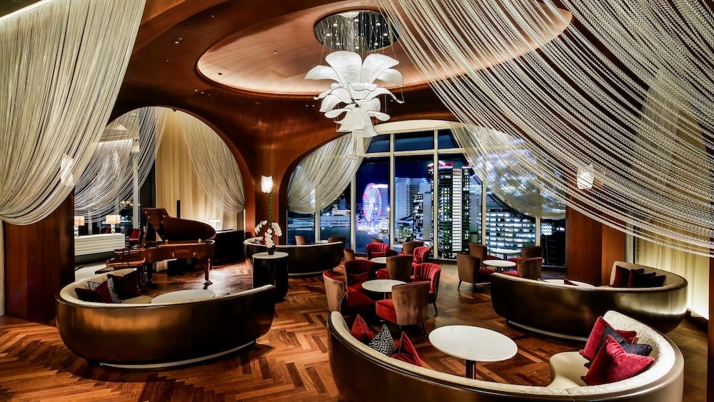 ロマンチックな夜景に包まれるひととき。（THE KAHALA Lounge）