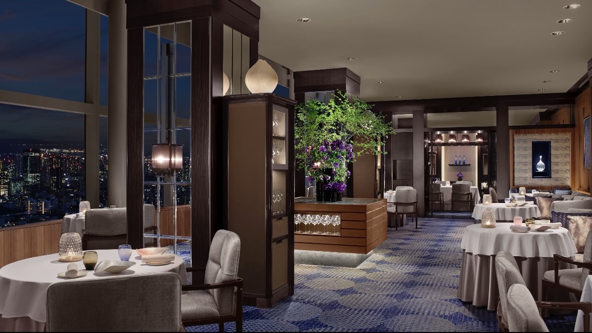 光の海に浮かぶダイニングで、フレンチの精緻が花ひらく。