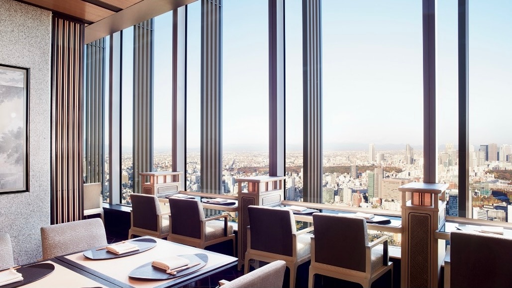 柔らかな光に包まれた昼のひととき。窓の向こうに広がる東京を眺めながら味わう雅な昼餉。