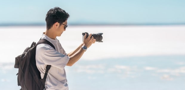 カメラを構える男性