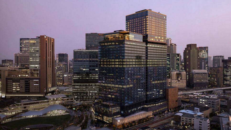 うめきたエリアに開業した、ウォルドーフ・アストリア大阪。新たな象徴が空に浮かぶように佇みます。