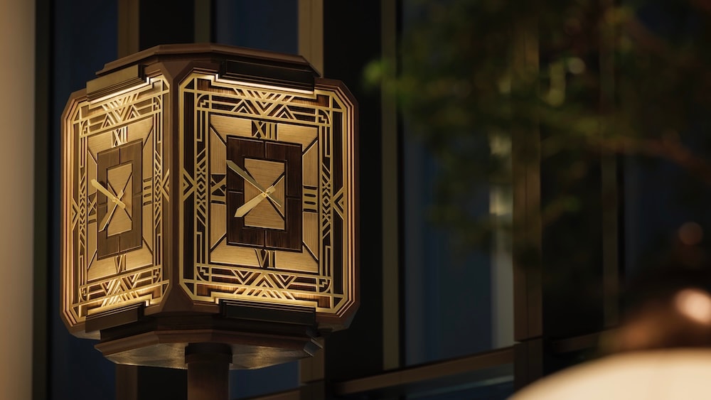 アンドレ・フー氏がデザインした「ピーコック・クロック」。アートのように空間に存在感を放ちます。