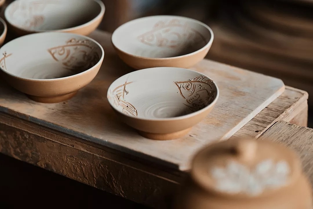 金城陶芸の匠とともに、何世紀にも渡って受け継がれてきた壺屋焼（つぼややき）の体験