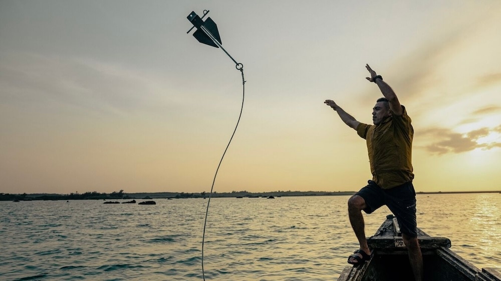夜明け前にローズウッド宮古島のシェフが平良港に向かい、地元の漁師たちと共にその日に獲れた最高の魚を厳選します
