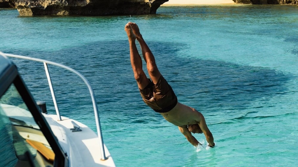 「宮古ブルー」の海に溶け込む